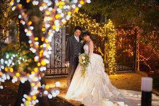 イルミネーションの中でも。王道の教会×ウェディングドレス　〈白ドレスロケ〉 