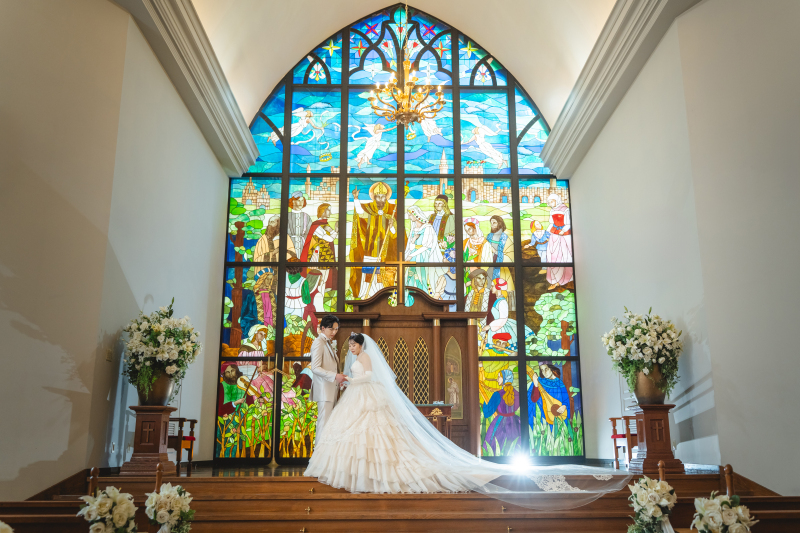 ステンドグラスを背に