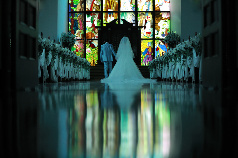 反射するステンドグラス