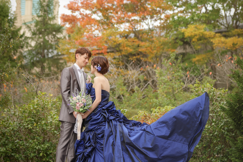 色づく木々の中での紅葉フォト 〈白ドレス&色ドレスロケ〉