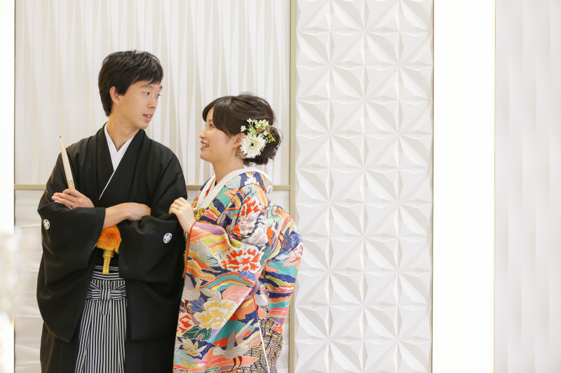 間接照明の白い壁