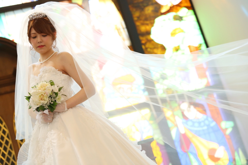 ベールをなびかせて