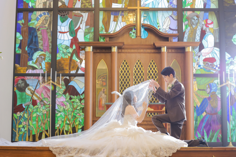 ステンドグラスの前で