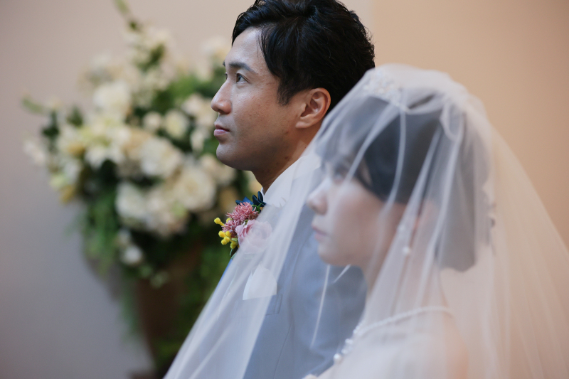 ステンドグラスを見つめるふたり