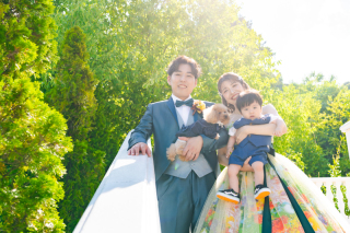 夏空の下でお子様と愛犬と家族フォト　〈白ドレス＆色ドレス結婚式前撮りロケ〉 