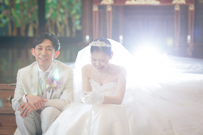 写真からもおふたりの中の良さが伺える洋装1着ロケーション　〈白ドレスロケ〉