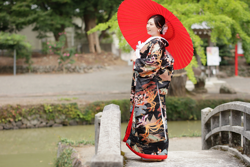 池にかかる橋の上