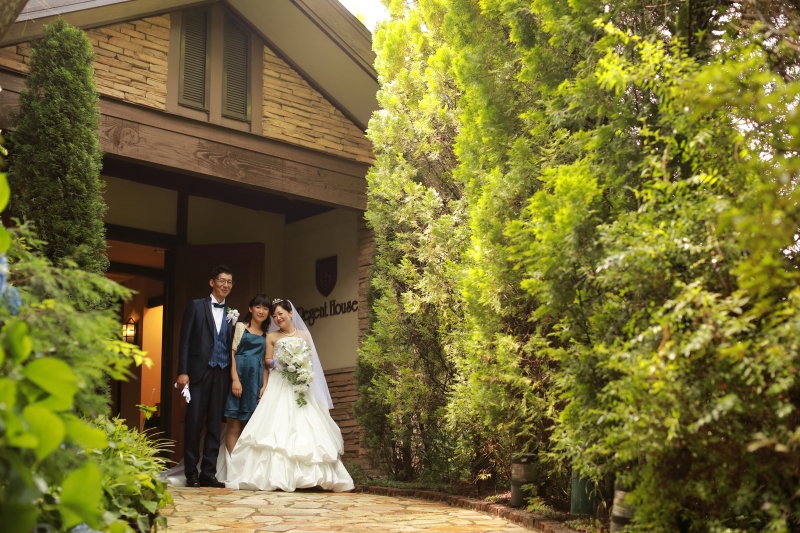 クラシカルな教会とカントリー調のパーティー会場で家族フォト　〈白ドレスロケ〉