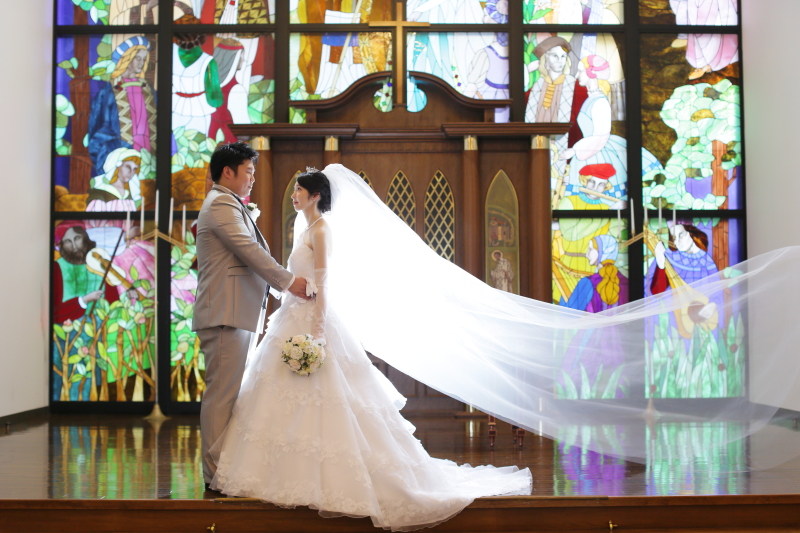 ステンドグラスの前で