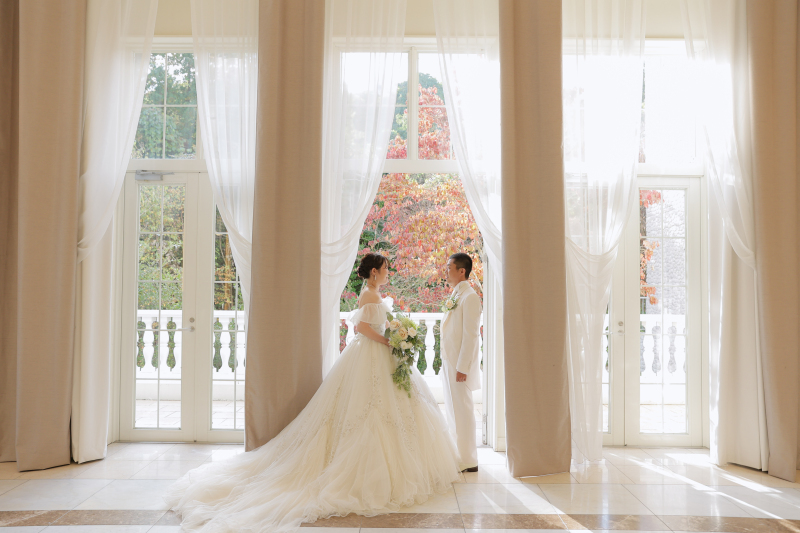 大きな窓の向こうには