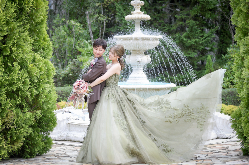 華やかさを演出する涼し気な噴水付き