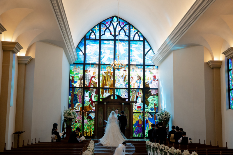 壁一面に広がる東北最大級のステンドグラス