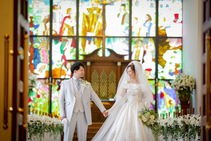 鮮やかな光が差し込む東北最大級のステンドグラス