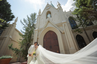 仙台ゆりが丘マリアージュアンヴィラ_【チャペルフォト】ステンドグラスの荘厳な大聖堂