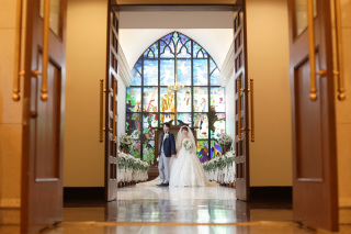 仙台ゆりが丘マリアージュアンヴィラ_【チャペルフォト】ステンドグラスの荘厳な大聖堂