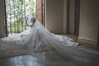 仙台ゆりが丘マリアージュアンヴィラ_【チャペルフォト】ステンドグラスの荘厳な大聖堂