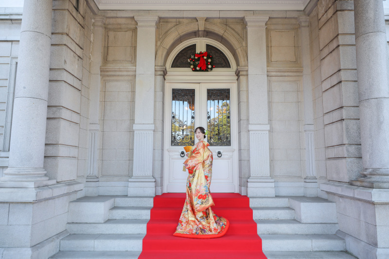 艶やかな色打掛が静寂の中に息づく美しさ