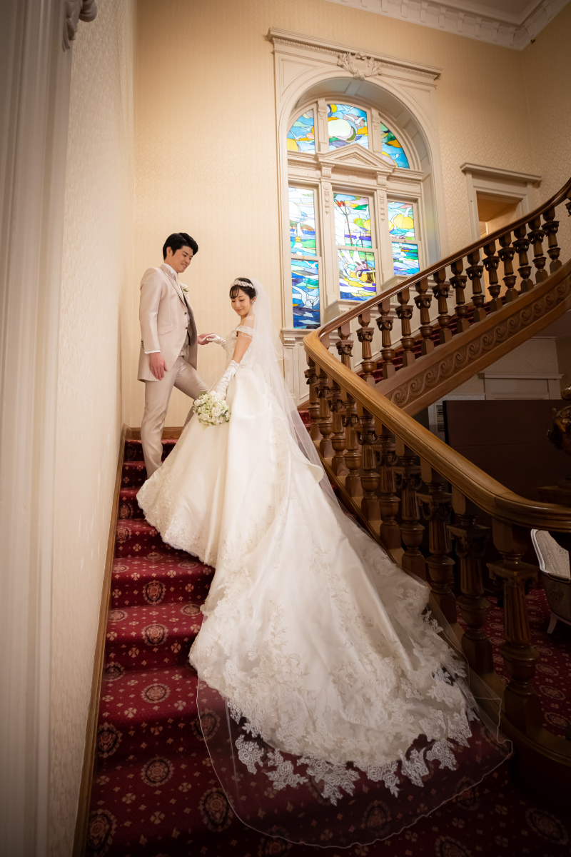 階段でロングトレーンのお写真も