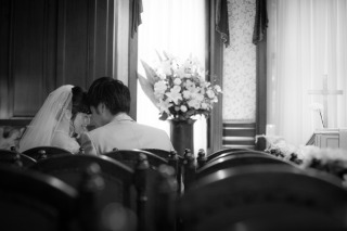 チャペルの凛とした空気の中、お二人が肩を寄せ合いそっと笑みを交わす瞬間。緊張と期待が入り混じる時間の中で、ふたりだけの世界がそこにありました。