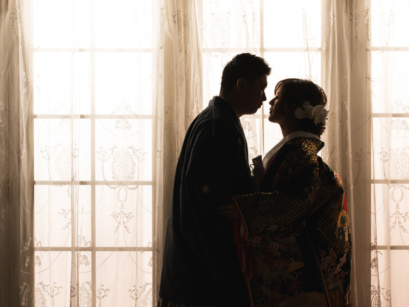 シルエットのカットがかっこよく映えるスタジオで