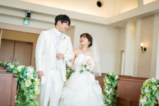 【チャペル＆ビーチ】白にブラウンの椅子が映えるナチュラルなチャペルフォト！