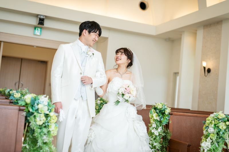 【チャペル＆ビーチ】白にブラウンの椅子が映えるナチュラルなチャペルフォト！