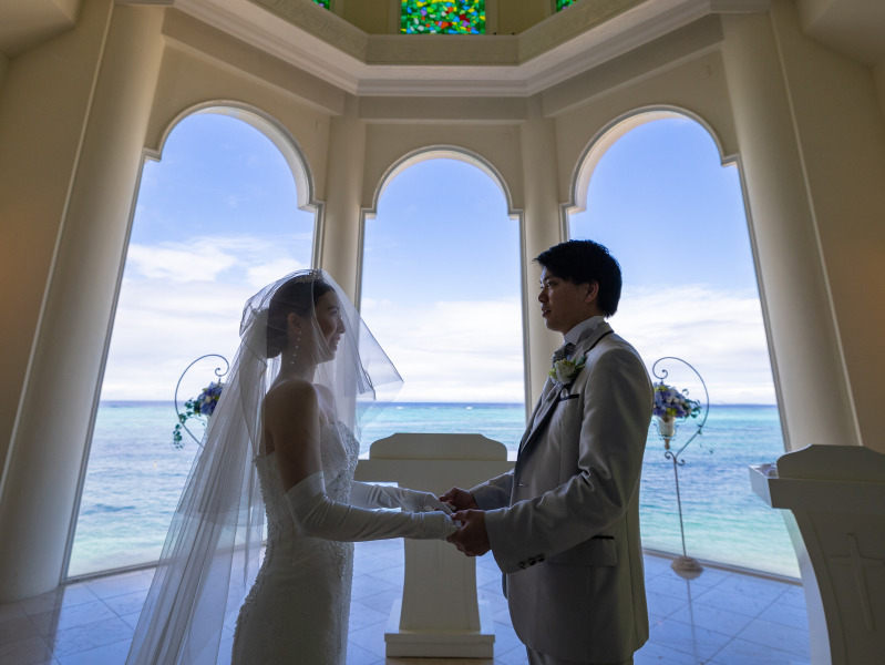 海をバックに永遠の誓いを