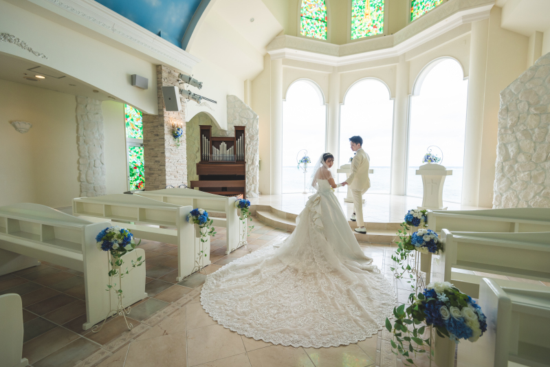 新郎様にエスコートされながら祭壇へ