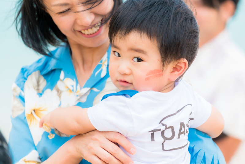 ビーチ挙式でママからのキスマーク!