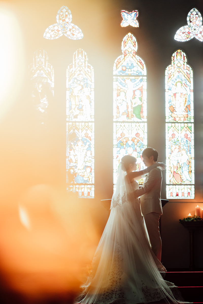 ステンドグランスから差し込む光を背景に。。。