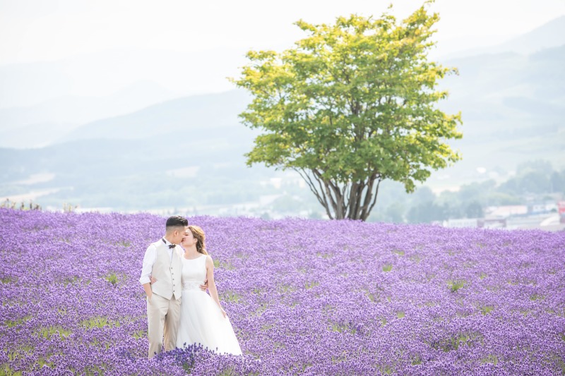 ラベンダー畑で最高のウェディングフォトを