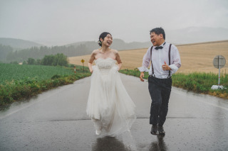 雨が降っても大丈夫 〜北海道の広大な土地を味わう二人〜