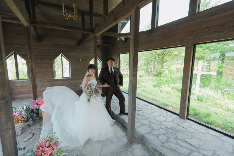 木の温もりが伝わるチャペル