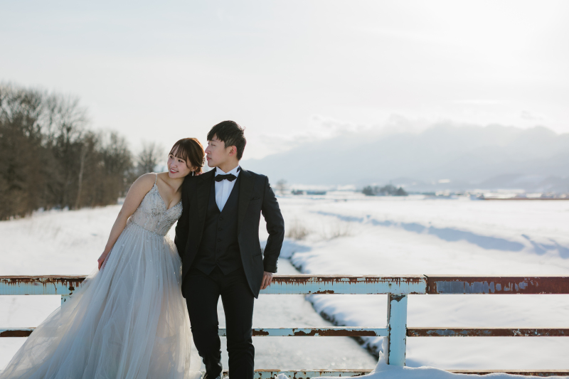 橋の上に佇んで。肩を寄せ合う穏やかなひととき