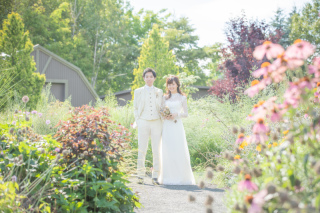 イングリッシュガーデンでナチュラルスタイルなウェディングフォト