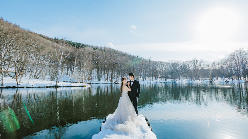 光り輝く冬の湖畔で