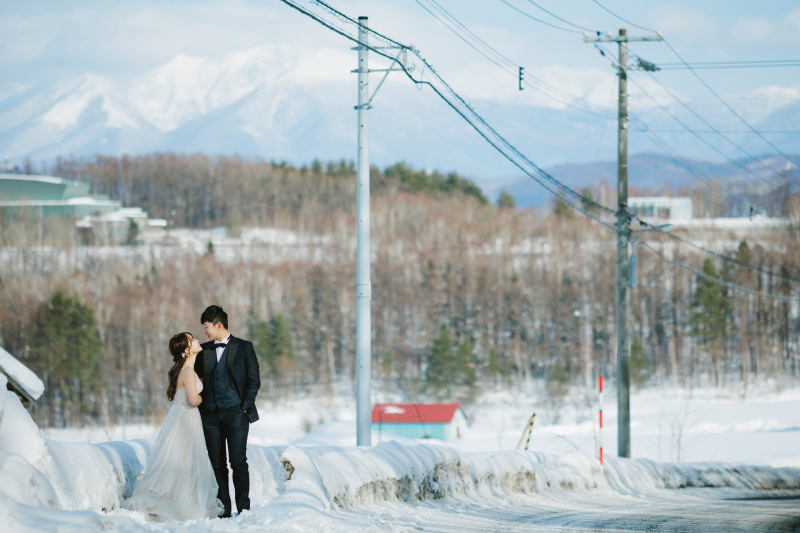 雄大な雪山をバックに