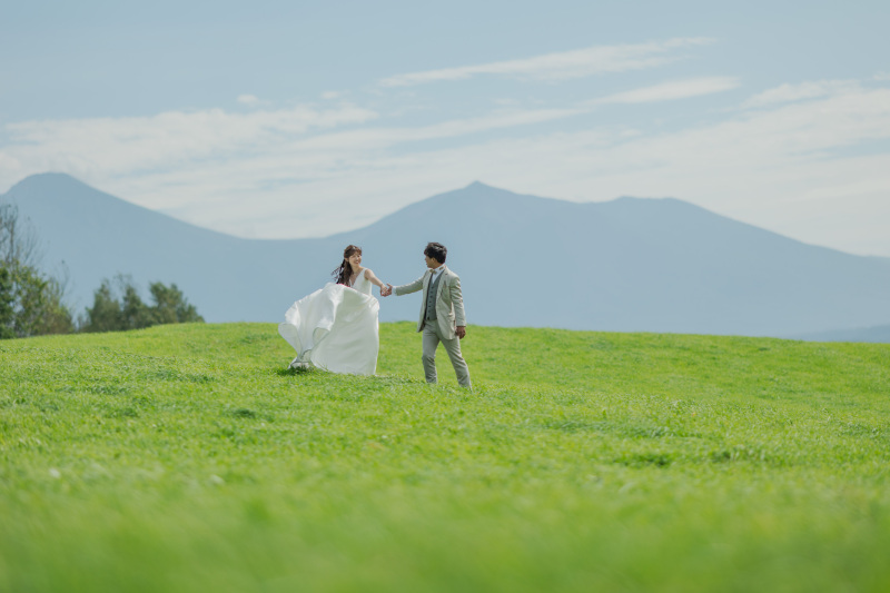 秋の香りを感じる草原の中で