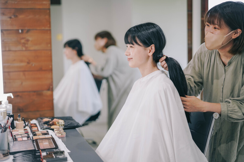 個室でプロのヘアメイクがお支度を担当♪