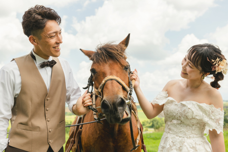 動物たちと触れ合いながら