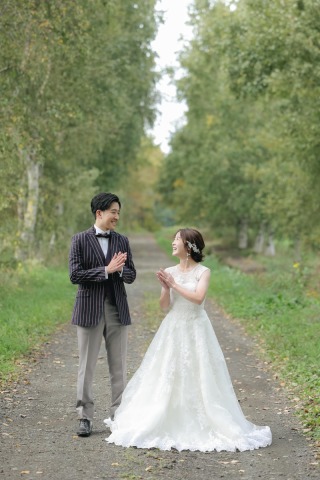 「羊と牧草ロール」〜曇り空の下に咲いたおふたりの笑顔〜