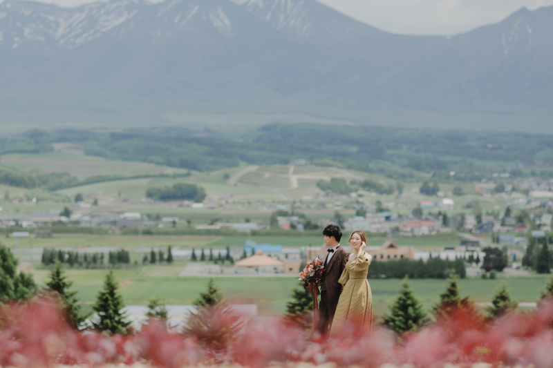 富良野の町並みをバックに