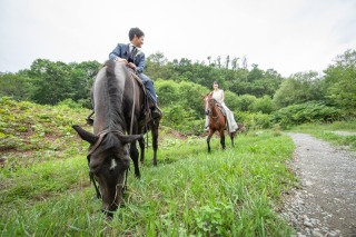 ウェディングドレスでホーストレッキング！