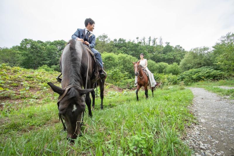 ウェディングドレスでホーストレッキング！