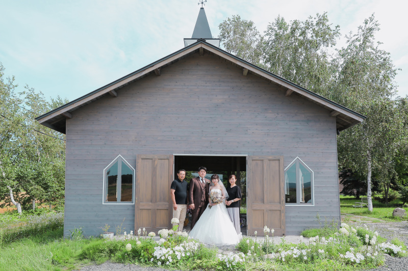 三角屋根のフォルムが可愛いチャペル