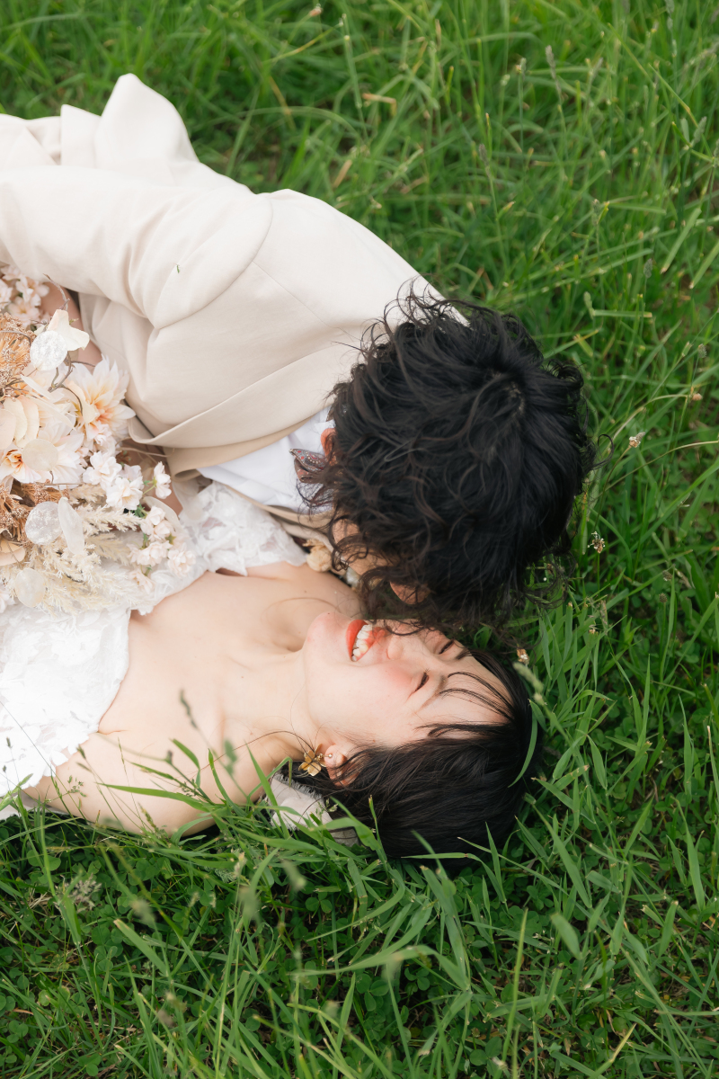 緑に寝転んだショットも。