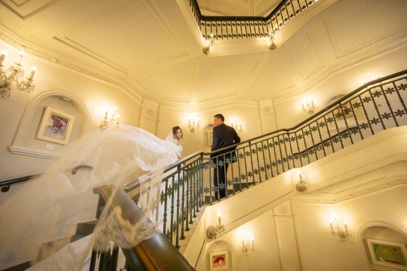 雪の美術館でロマンティックなウェディングフォトを