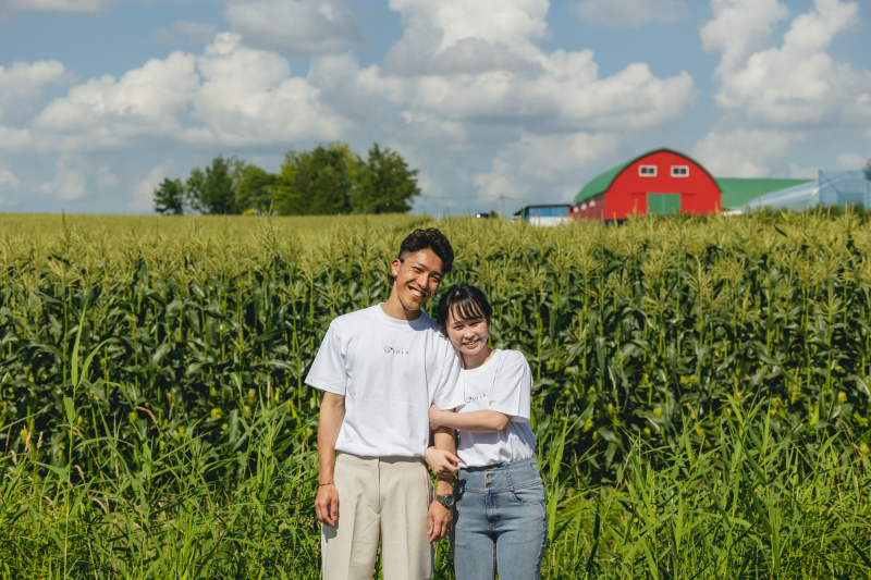 とうきび畑をバックに