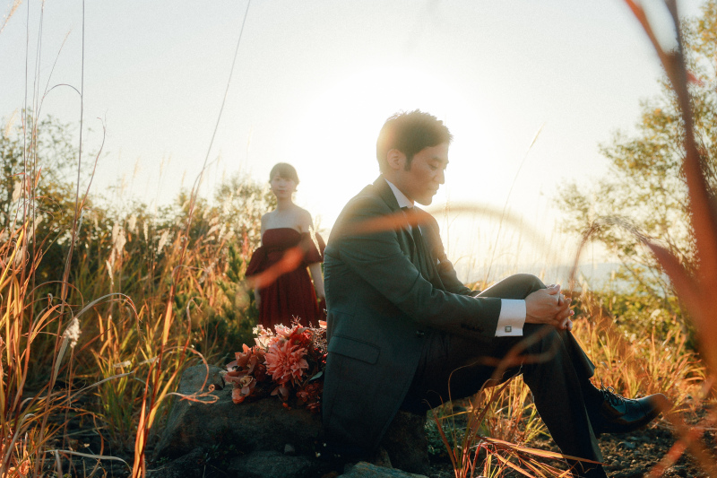 夕暮れの草原で