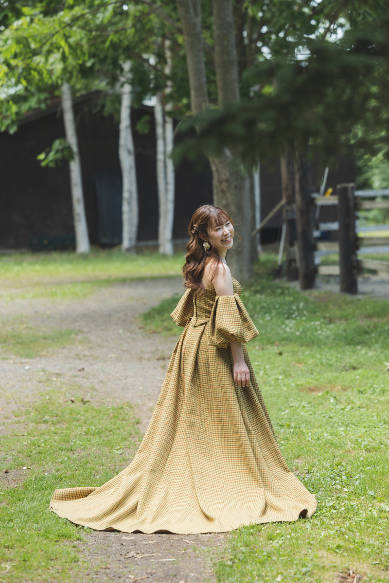 1着目のカラードレスから。